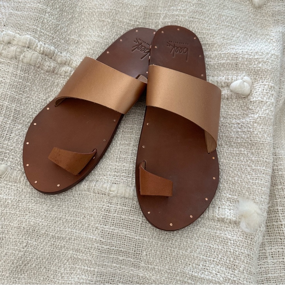 Beek Finch Toe Loop Sandal Bloggers Favorite Size 7 Gold and tan Two Birds